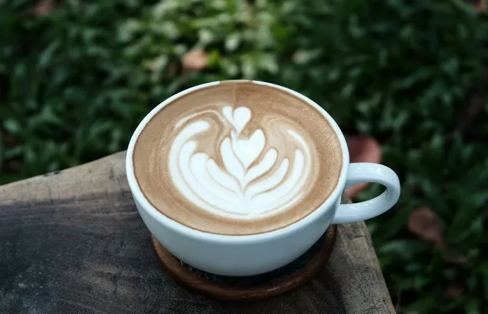 Ilustrasi kopi susu caramel latte (Unsplash/allwaysfind)