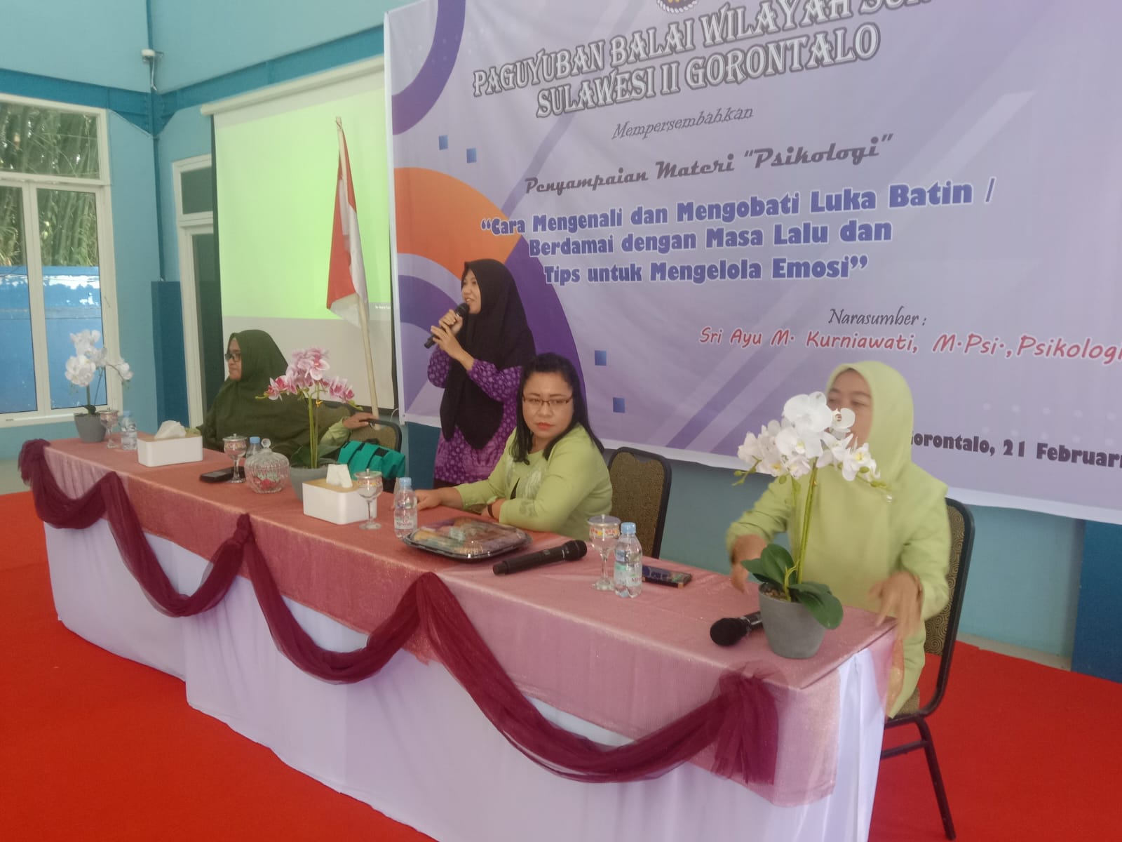Ketua Ibu-Ibu Paguyuban   BWS  Sulawesi II Gorontalo  Ny. Parlinggoman Simanungkalit. bersama ppemateri dan Pengurus (F:ist)