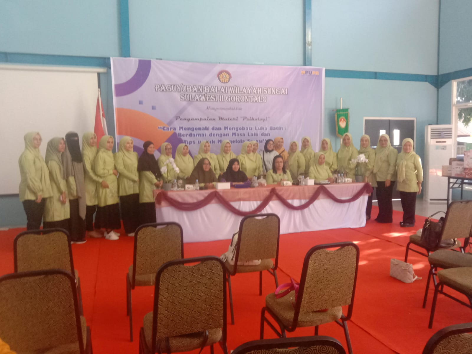 Foto bersama thema pertemuan  ibu-ibu Paguyuban BWS Sulawesi II Gorontalo.(F:Ist)