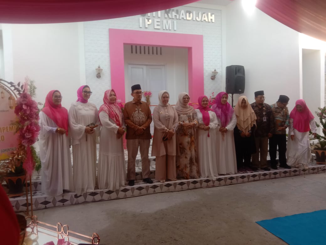 Suasana foto bersama usai peresmian Mesjid Siti Khadija  IPEMI di Desa Tumbihe Bone Bolango.(F:Ist)
