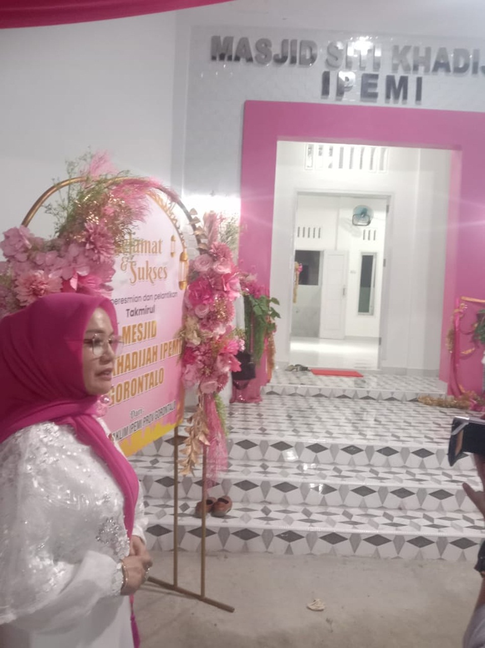 Ketua IPEMI Provinsi Gorontalo Yulinda Patasalang saat peresmian Mesjid Siti Khadijah.(F:ist)