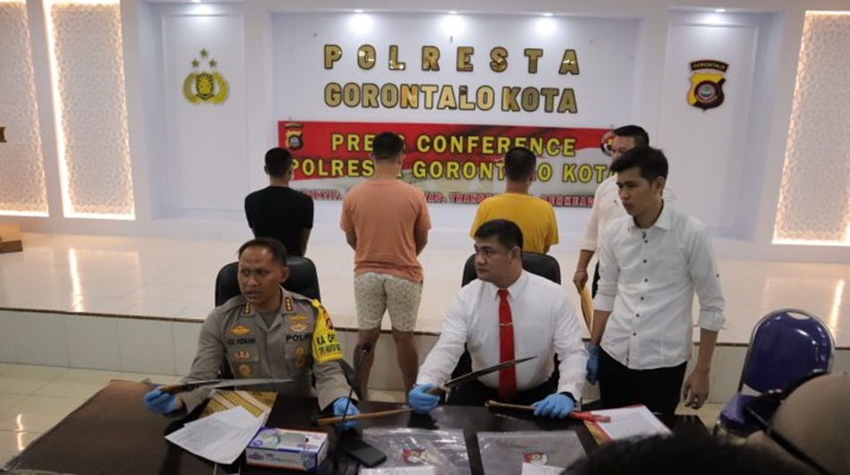 press conference Kapolresta Gorontalo Kota Kombespol Dr. Ade Permana, SIK.,MH yang didampingi Kasat Reskrim Kompol Leonardo Widharta,SIK.(F:hms-pol)