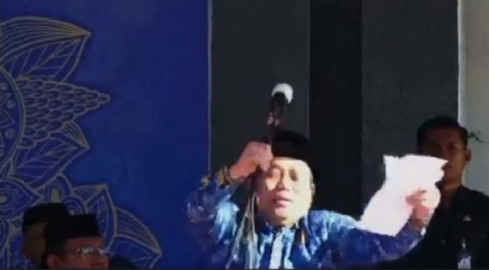 Detik-detik Penjagub Gorontalo Ismail Pakaya jatuh saat memberikan sambutan pada apel korpri di Halaman Museum Purbakala.(F:Tangkapan layar video).