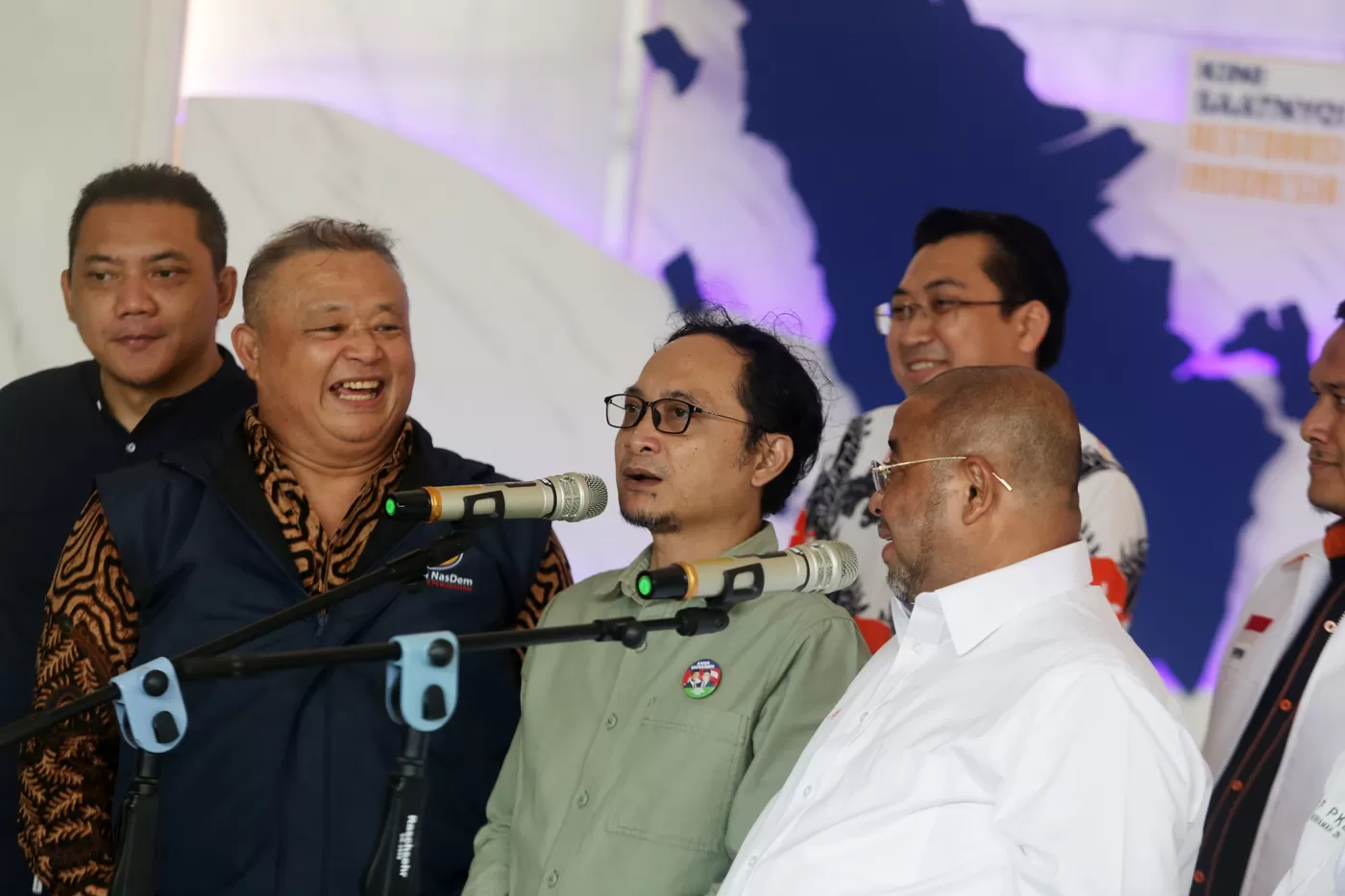 Plt Sekjen Partai Nasdem Hermawi Taslim (dua kiri) didampingi Sekjen PKS Habib Aboe Bakar Alhabsyi (kanan) dan Sekjen PKB Muhammad Hasanuddin Wahid (tengah) memberikan keterangan usai mengelar rapat