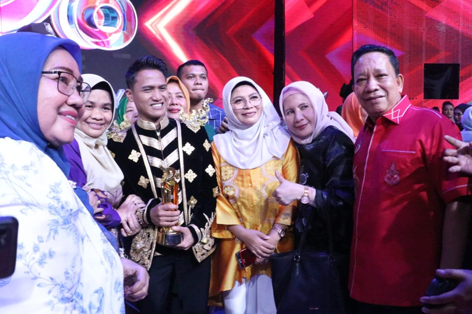 Ketua TP-PKK Provinsi Gorontalo Fima Agustina saat turut menyaksikan kemenangan   Owan pria asal Gorontalo yang berhasil menjadi juara pertama pada ajang pencarian bakat  penyanyi dangdut terbesar(zak