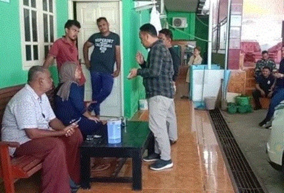 Suasana saat Imigrasi Gorontalo  saat menginterogasi WNA Sri Lanka yang menambang di Pohuwato.(F. Ist)