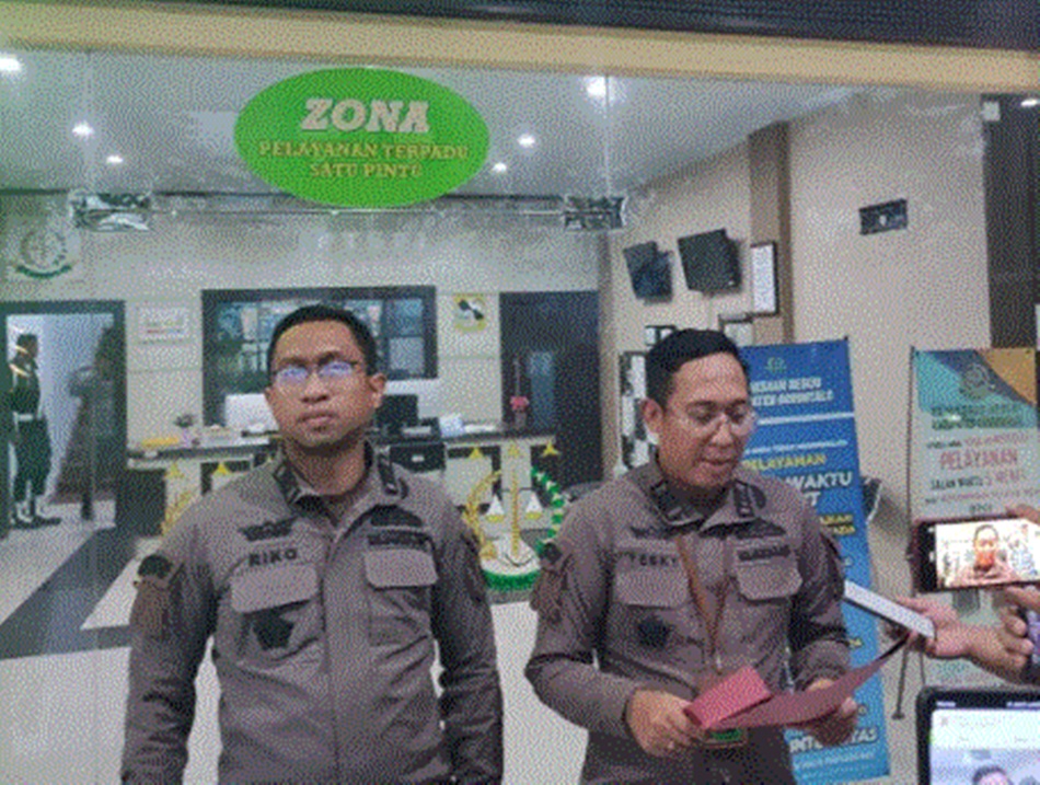 Kejari Limboto saat menetapkan mantan Kadis Dikbud  tersangka dugaan Korupsi Pengadaan Buku Kabupaten Gorontalo. (F: Hms Kejari).