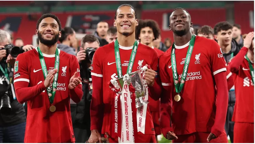 Jurgen Klopp mengangkat tinggi-tinggi trofi Piala Carabao bersama skuad Liverpool yang telah menumbangkan Chelsea ./ (./liverpoolfc.com/)