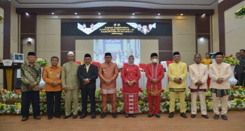 Foto bersama pada rapat paripurna dalam rangka HUT ke-21 Kabupaten Pohuwato,  bertempat di ruang sidang DPRD.(F:hms-Kmfo)