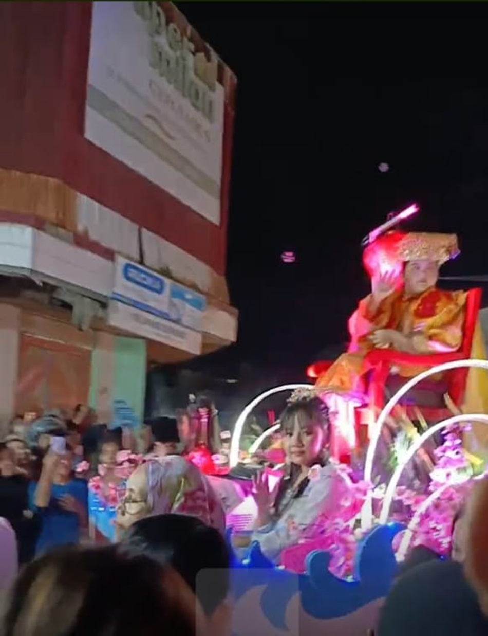 Pertunjukan barongsai disusul dengan tandu yang  membawa arca dewa dengan berkeliling   sejumlah ruas jalan utama di Kota Gorontalo.(F:Mae)