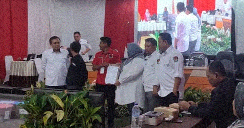 Suasana Penetapan hasil rekapitulasi suara pemilu 2024, di KPU Bone .(F:Ist).