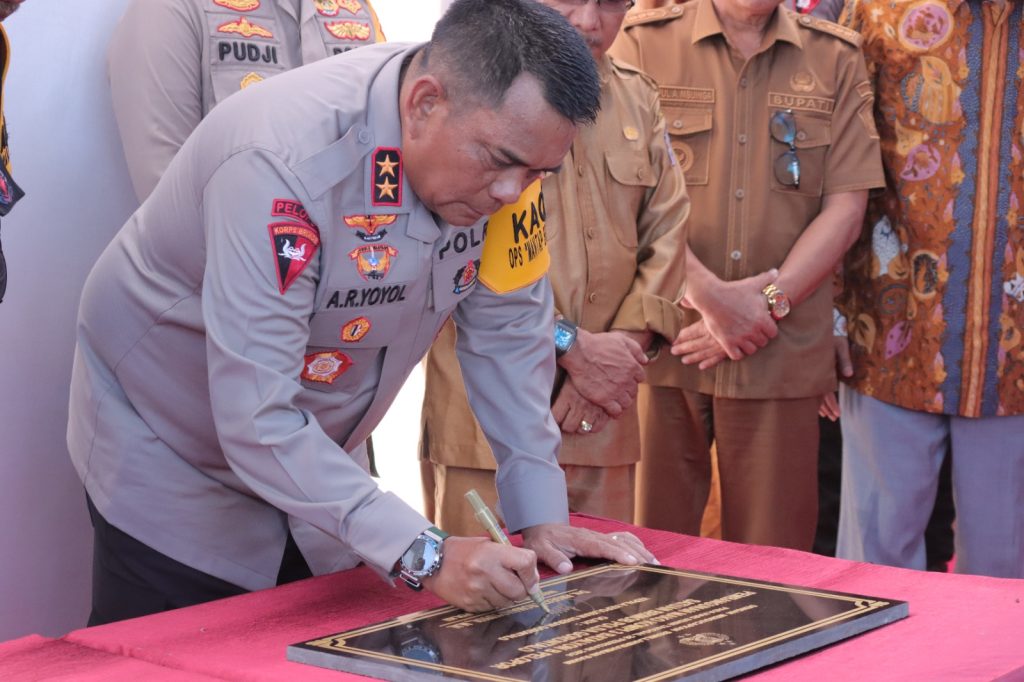 Kapolda  Gorontalo Irjen Pol. Drs. Angesta Romano Yoyol menghadiri syukuran dan penandatanganan prasasti atas pembangunan Pospol dan Mako Brimob (F:hms-pol).