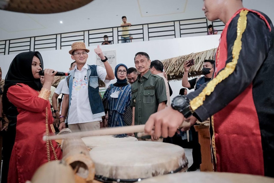 Menteri Pariwisata dan Ekonomi Kreatif, Sandiaga Uno bersama Bupati Kabupaten Gorontalo Nelson Pomalingo (F: dok Menparekraf).