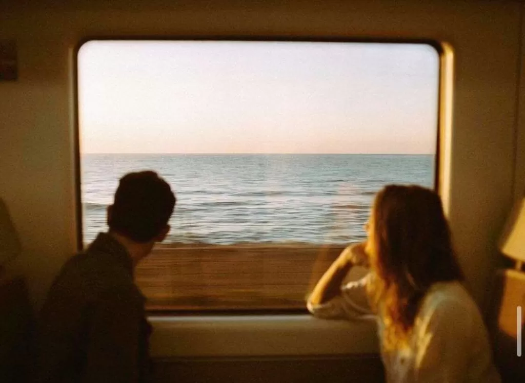 Pasangan yang saling menatap keluar jendela kereta./Sumber Foto: (Pinterest/Laura)