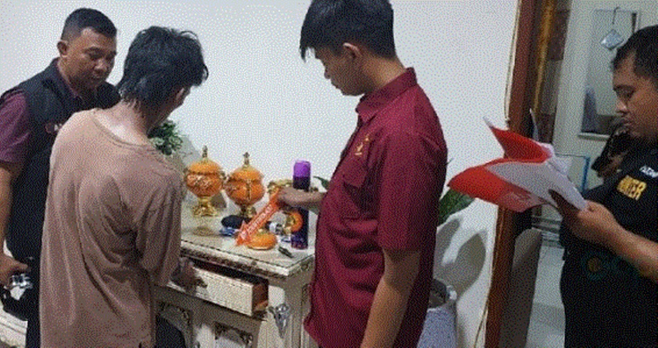 Penyidik Polres Gorut saat melakukan interogasi kepada AT (19) terduga pelaku   pencurian di rumah dinas Kepala Dinas Pendidikan Gorontalo Utara. (F:hms-pol)