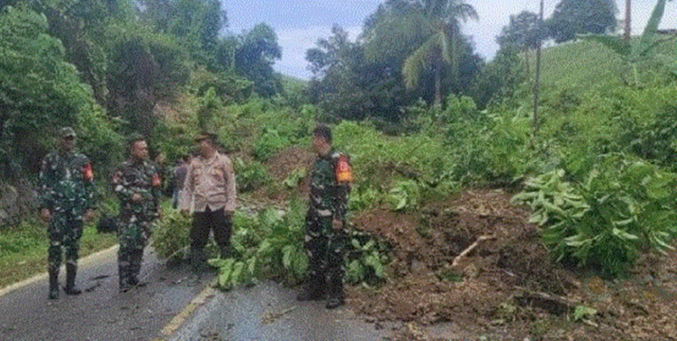 Aparat langsung siaga di lokasi longsor di antara Desa Kasia dan Mebongo Kecamatan Sumalata memutus total akses lintas Sulawesi bagian barat Gorontalo Utara, Provinsi Gorontalo. (F:istimewa)