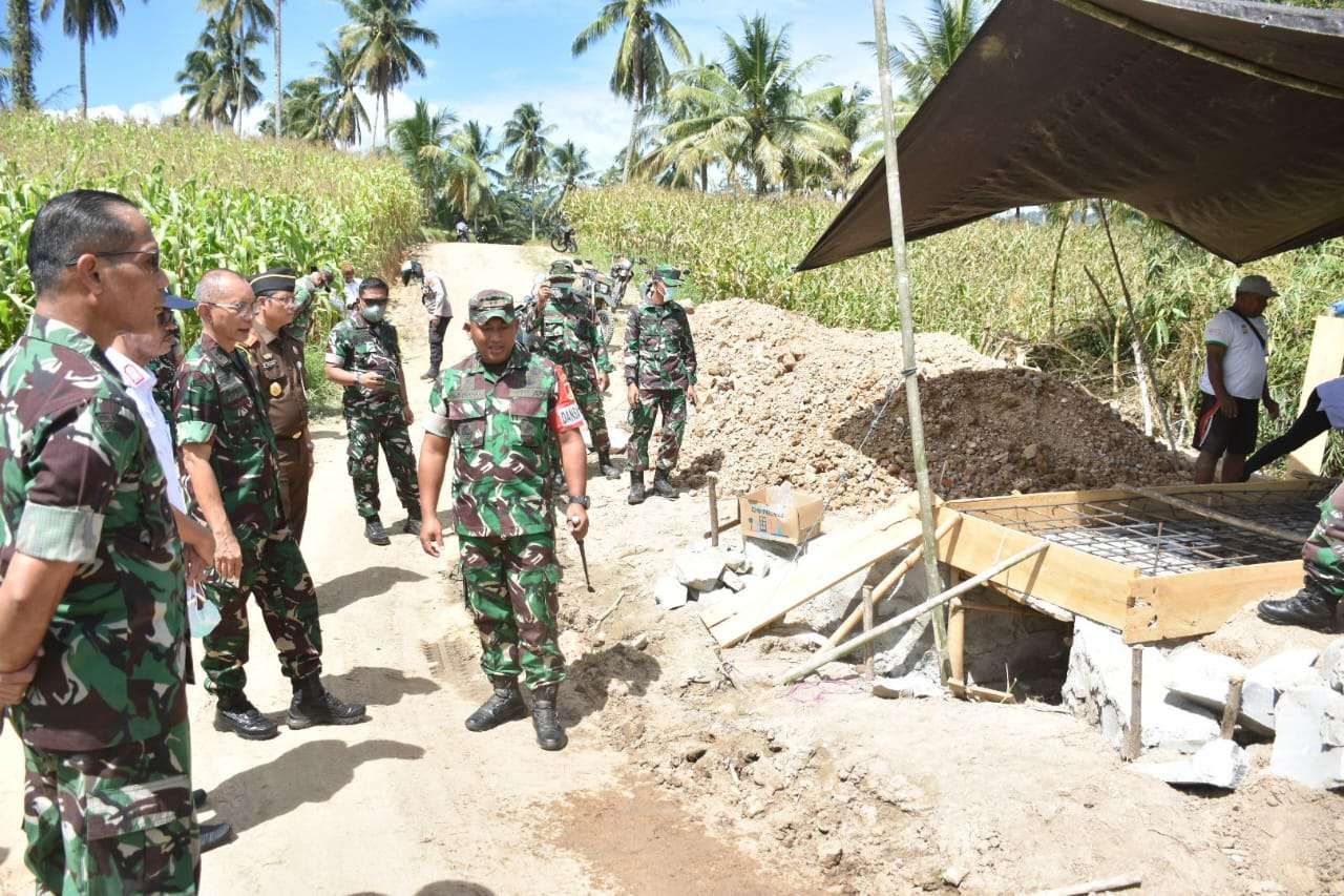 Tim Wasev TMMD ke-119,  dipimpin Mayor Jenderal TNI R.P. Ivancius  Pr. Siagian, MA, saat berkunjung di Posko  TMMD Desa Karangetan Kecamatan Dengilo Kabupaten Pohuwato.(Hms-Kodim)