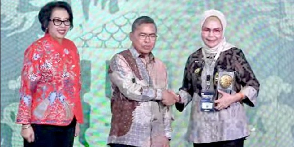 Bupati Merlan S. Uloli saat menerima penghargaan Piala Adipura tahun 2023 dari KLHK Republik Indonesia, di Gedung Manggala Wanabakti Kementerian LHK, Jakarta. (F.Istimewa)