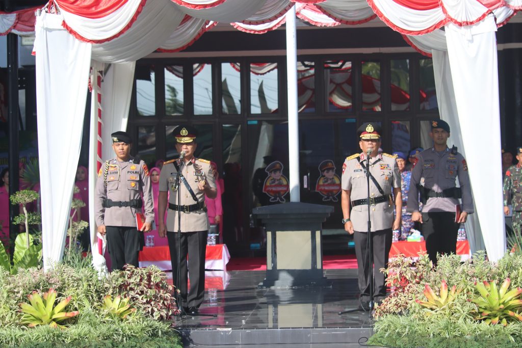 Upacara Farewell And Welcome Parade, Kapolda Gorontalo dari Pejabat Lama Irjen Pol. Drs. Angesta Romano Yoyol ke Kapolda Baru  Brigjen Pol. Drs. Pudji (F:hms-pol).