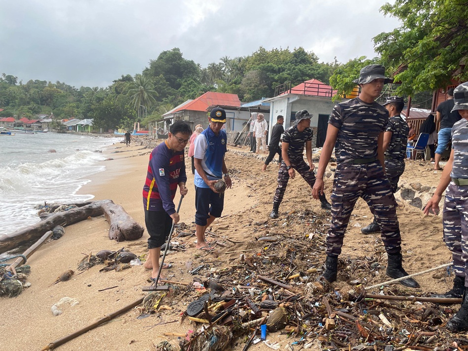 aksi bersih pantai yang dilaksanakan dinas Pariwisata Provinsi Gorontalo bersama TNI AL Lanal Gorontalo (F:dok Pariwisata)