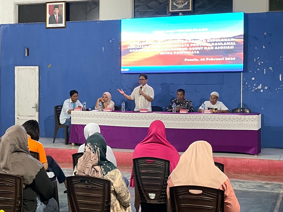 Kadis Pariwisata Aryanto Husain saat memberikan pemaparan kepada masyarakat Gorontalo Utara.(F:dok :Pariwisata)