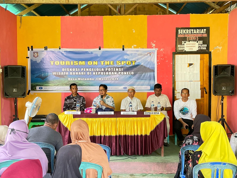 Tourism On The Spot Diskusi Pengelolaan Potensi Wisata Bahari di Desa Malambe,  Kecamatan Kepulauan Ponelo.(F:dok Dispar).