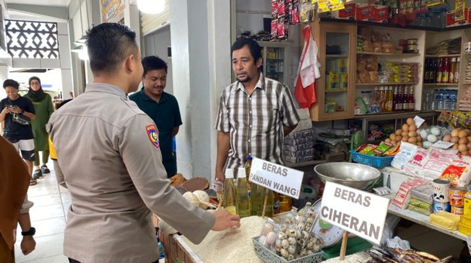 Polsek Kota Selatan Polresta Gorontalo Kota melakukan Monitoring terhadap ketersediaan stok sembako dan harga Beras di Pasar Sentral, (F:hms-pol)