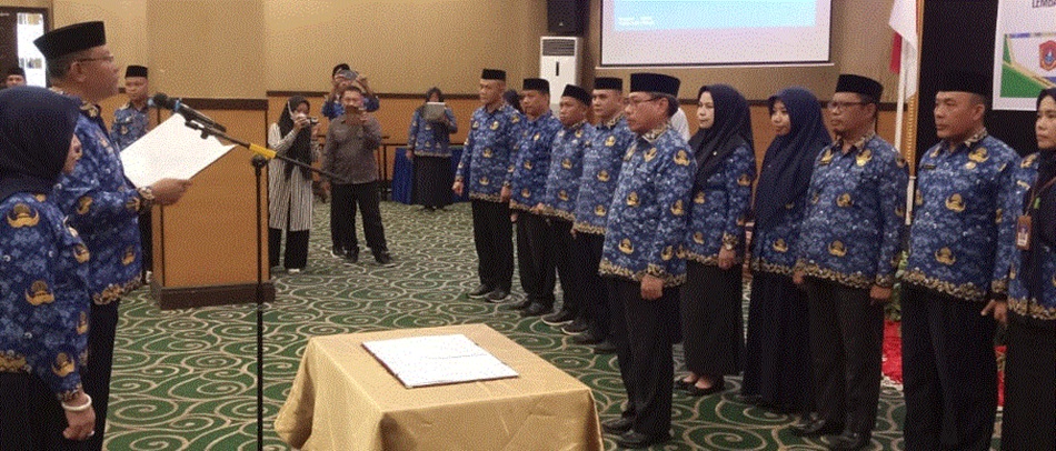 Sekdaprov Gorontalo saat mengukuhkan Sekda Suleman Lakoro sebagai  Pimpin Dewan Pengurus KORPRI Unit Kabupaten Gorontalo Utara Masa Bakti 2024 - 2029. (F:Kominfo)