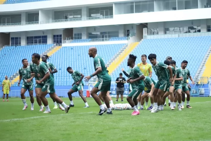 SIAP BERTARUNG: Skuad PSS Sleman saat menggelar latihan sebelum menghadapi PSM Makassar di Stadion Batakan, Jumat (8/3). Super Elja antusias memburu tiga angka di laga tersebut. (Badan Liga Indonesia)