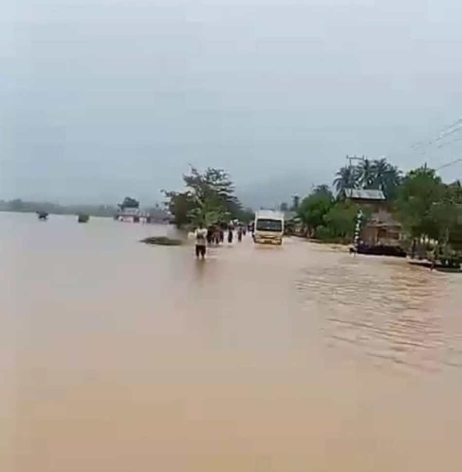 Jalan tak bisa dilalui kendaraan akibat tingginya banjir.(F:FB)