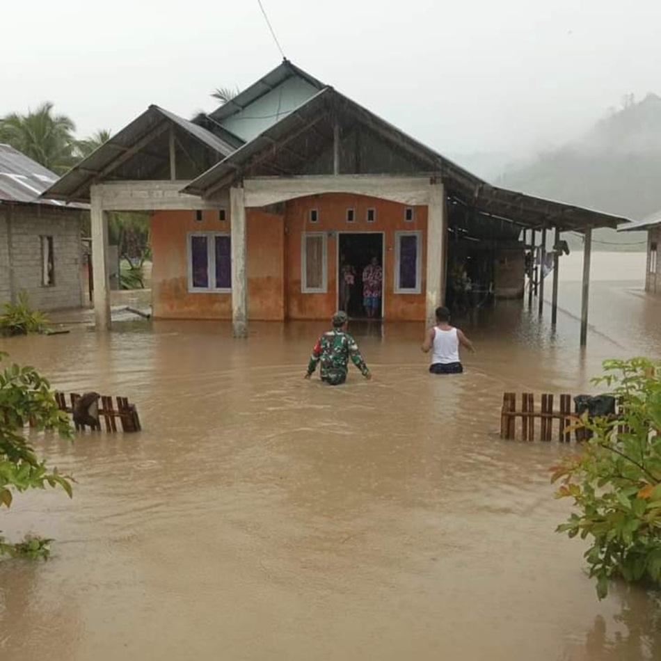 situasi saat banjir melanda wilayah Tolinggula Gorontalo Utara (F:FB)