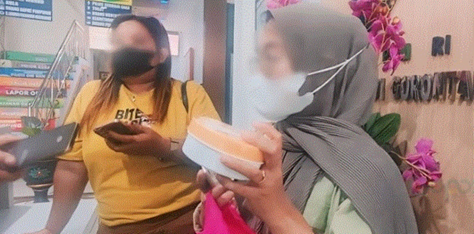 Dua dari empat warga Gorontalo saat mendatangi BPOM melakukan pengaduan(F:istimewa)