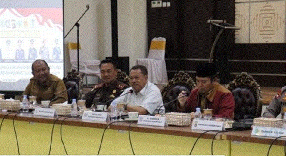 Ketua DPRD Provinsi Gorontalo, Paris RA Jusuf  saat sambutan pada rapat   Forkopimda diperluas dalam rangka membahas hasil pleno rekapitulasi KPU tingkat  Provinsi Gorontalo. (hms/deprov)