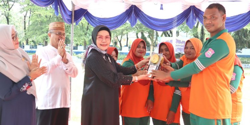 Bupati Merlan S. Uloli didampingi Sekda Ishak Ntoma menyerahkan penghargaan Piala Adipura ke Petugas Kebersihan  dirangkaikan dengan penyambutan Piala Adipura, di Halaman Kantor Bupati. (F.Tim IKP)