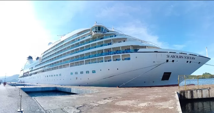 Kapal pesiar lebih mewah, MV Seabourn Sojourn sandar di Pelabuhan Samudera Bitung, Selasa (12/3) pagi.(Franky Sumaraw/MP)