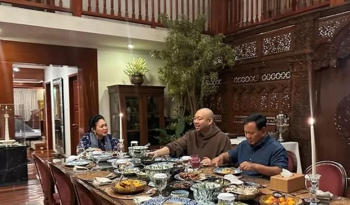 Capres Nomor Urut 2 Prabowo Subianto membagikan foto dirinya sedang makan bersama dengan mantan istrinya Siti Hediati Hariyadi alias Titiek Soeharto dan anaknya Didiet.