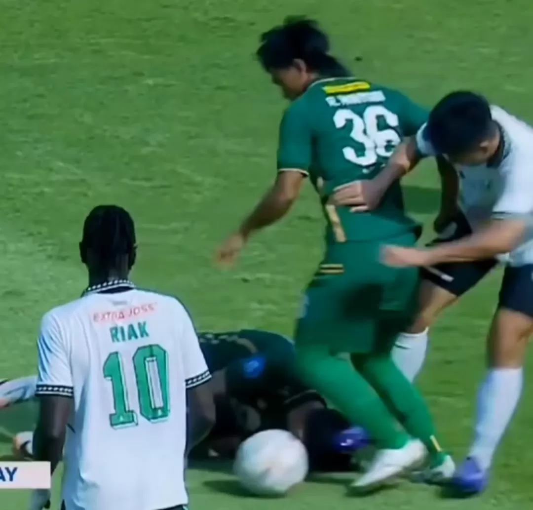 Momen ketika kaki Wahyudi Hamisi mengenai kepala Bruno Moreira. (Instagram pengamatsepakbola)