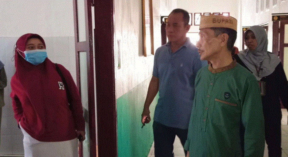 Bupati Nelson Pomalingo   melakukan pengecekan di RS MM Dunda Limboto. (F:ist)