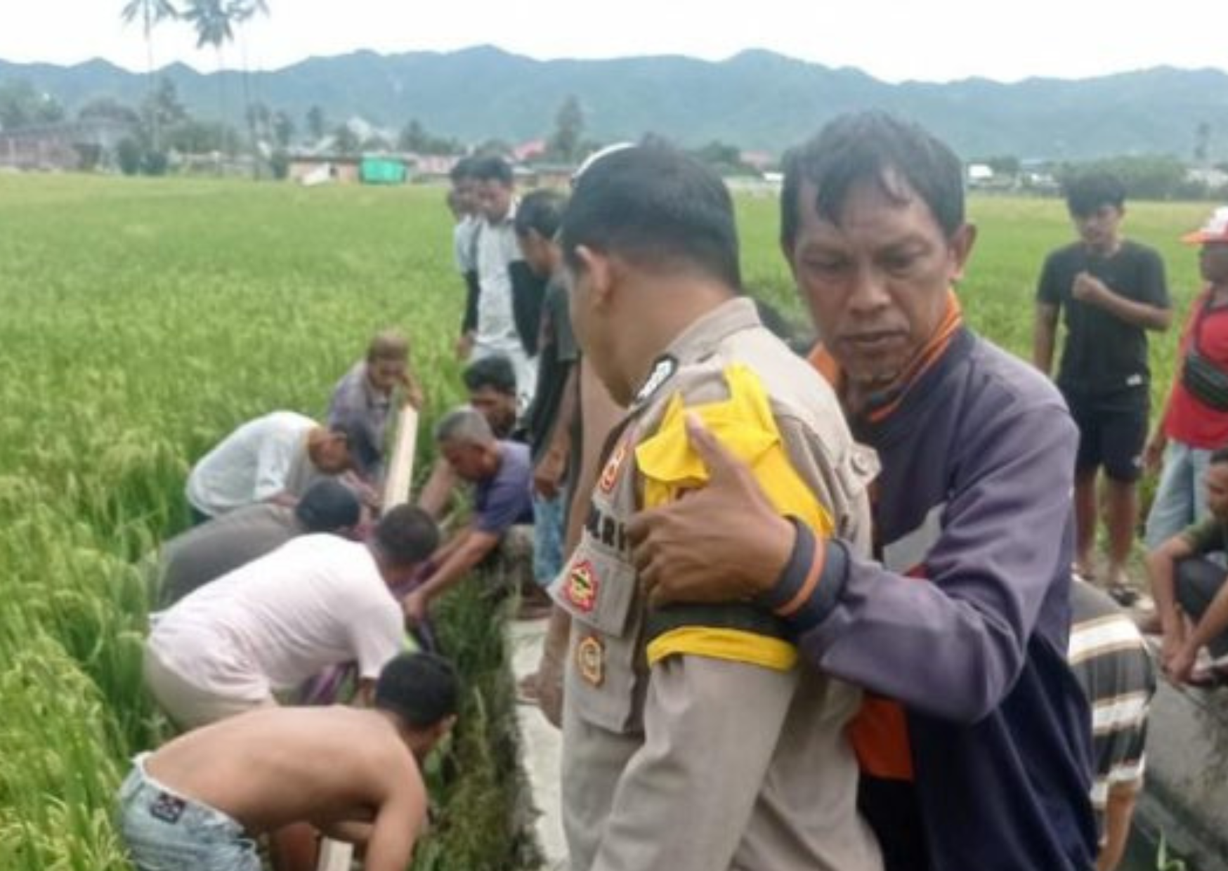 Korban Yuyu Haras (52) saat ditemukan tergeletak di tepi sawah dalam kondisi meninggal dunia.(istimewa)
