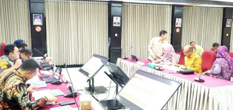 Penjabup Gorut  Sila N Botutihe, M.Si saat memaparkan capaian kinerja triwulan pertama di hadapan Tim Evaluator Inspektorat Jenderal Kementerian Dalam Negeri. (F: Kominfo)