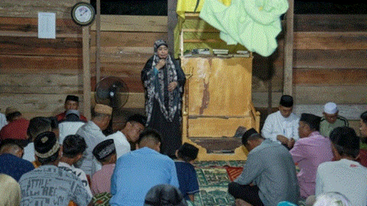 Wabup Suharsi Igirisa  Ketua Tim 2 Safari Ramadan Pemkab Pohuwato safari Ramadan di Masjid Al-Munawarah, Kecamatan Popayato.(F:Kmfo).