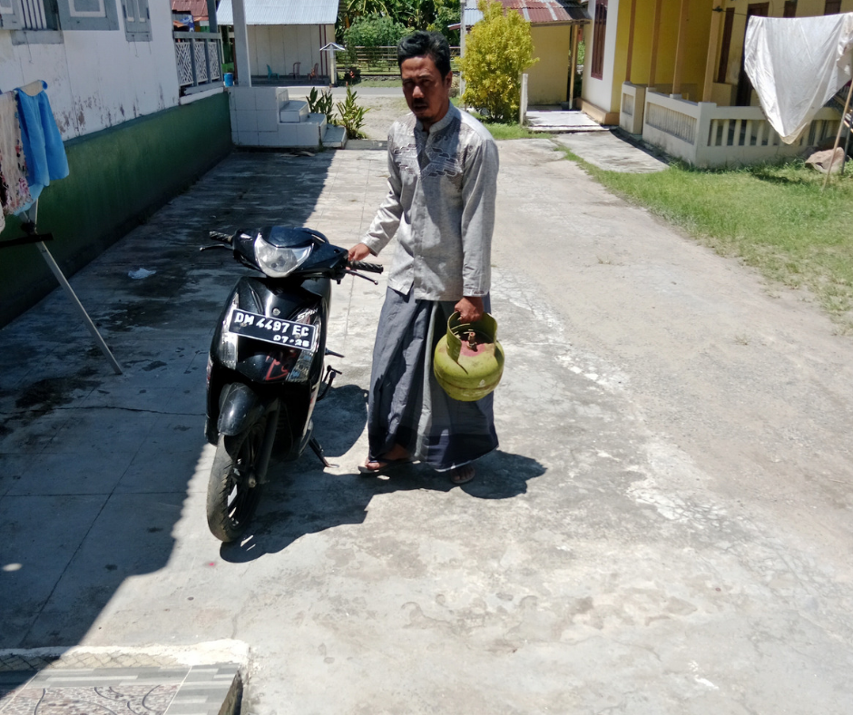 Salah seorang warga kota Gorontalo Melakukan Perburuan Tabung 3 KG dari Kecamatan KotabTengah, Utara sampai Suwawa Kabupaten Bone Bolango sepekan kemarin demi gas melon
