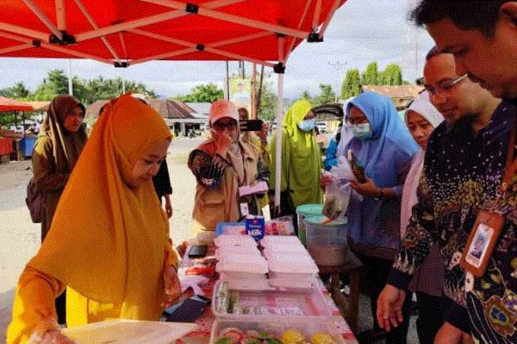 BPOM dan Dinas Kesehatan lakukan uji makanan takjil di Bone Bolango.(F:istimewa)