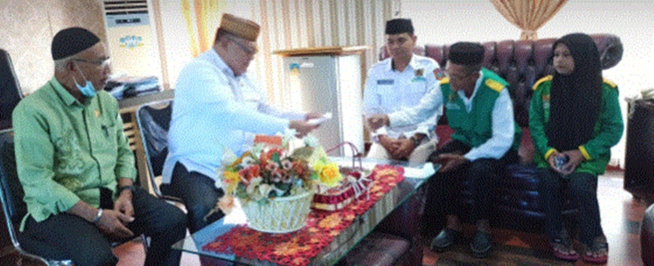 Asisten 1 Abdul Wahab  Paudi saat  menyerahkan zakat Fitrah kepada  Unit Pengumpul Zakat (UPZ) Badan Amil Zakat Nasional (BAZNAS) Gorontalo Utara.(F:Kmfo).