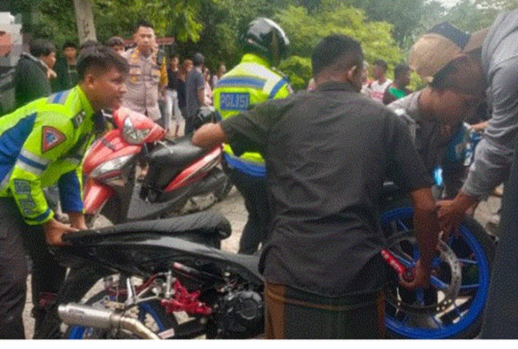Aparat kepolisian saat mengangkut 19 motor yang berhasil diamankan.(F:Hmspol).