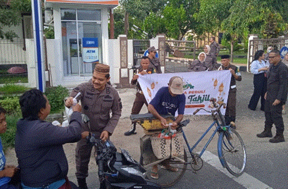 Jajaran Kejaksaan Kabupaten Gorontalo  berbagi ratusan paket takjil dengan warga yang melintasi jalan di depan kantor Kejaksaan Desa Pone Kecamatan Limboto (F:hms Kejari)