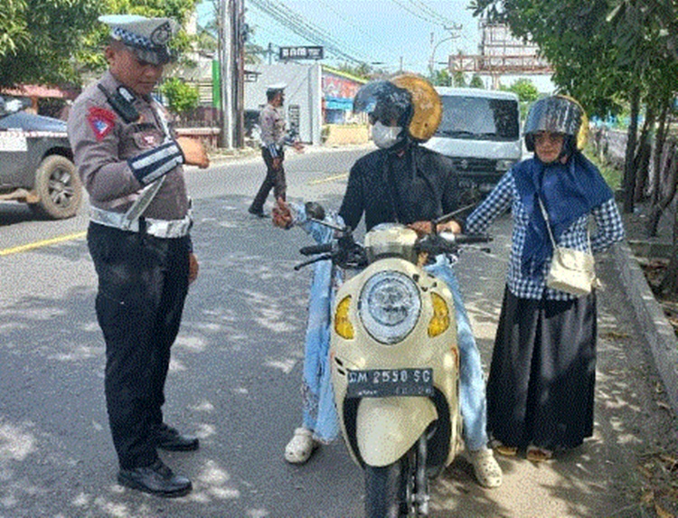 di Jl Achmad A. Wahab, Desa Tuladanggi, Kec. Telaga Jaya, Kab. Gorontalo, dilaksanakan kegiatan terakhir dalam Operasi Keselamatan Otanaha 2024. (F:hms-Pol)