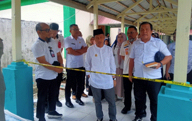 Bupati Gorontalo, Nelson Pomalingo saat meninjau RS MM Dunda Limboto pasca kebakaran.(F:istimewa)