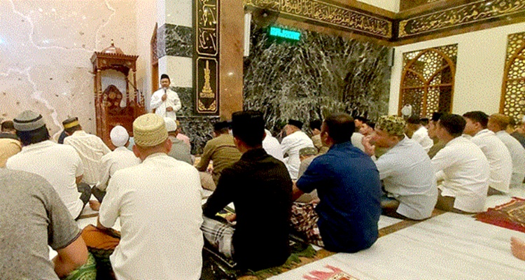 Pj. Bupati Sherman Shalat Tarawih bersama Jamaah Masjid Agung Baiturrahman Tilamuta(F:Kmfo)