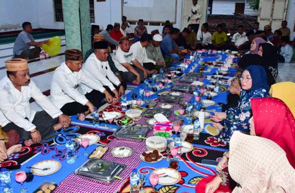 Bupati Saipul dan Ketua DPRD Nasir saat buka  puasa bersama di Popayato Timur dalam rangka Safari Ramadan(Istimewa)